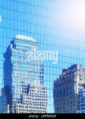 Verzerrte Sicht auf Gebäude, die sich in den Fenstern eines modernen Wolkenkratzers widerspiegelt, abstrakter urbaner Hintergrund, Farbtönung angewendet, New York City, USA. Stockfoto