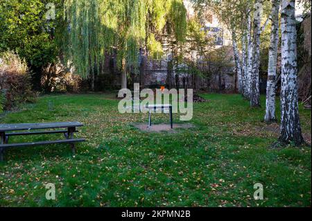 Etterbeek, Region Brüssel-Hauptstadt, Belgien - 11 15 2022 - Innenhof und Garten der Akademie für bildende Künste Stockfoto