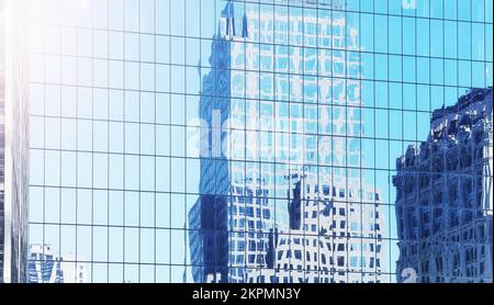 Verzerrte Sicht auf Gebäude, die sich in den Fenstern eines modernen Wolkenkratzers widerspiegelt, abstrakter urbaner Hintergrund, Farbtönung angewendet, New York City, USA. Stockfoto