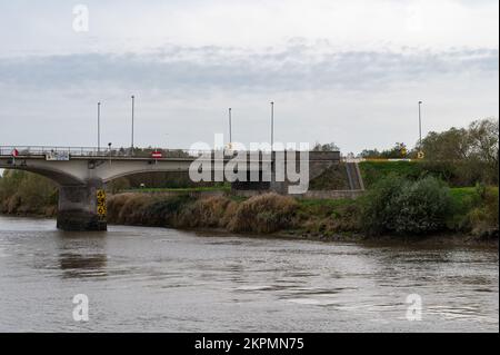 Berlare, Ostflämische Region, Belgien, 11 02 2022 - Brücke über die Schelde mit grüner Umgebung Stockfoto