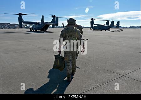 Mitglieder des Special Operations Surgical Team aus dem 24. Special Operations Wing gehen über die Fluglinie zum CV-22s aus dem 1. Special Operations Wing während einer gemeinsamen Special Operations Force Übung am 1. November 2022 in Hurlburt Field, Florida. SOST bietet eine einzigartige Funktion für die expeditionäre Chirurgie auf dem Schlachtfeld zur Unterstützung von SOF-Aktivitäten mit mehreren Diensten weltweit. Stockfoto