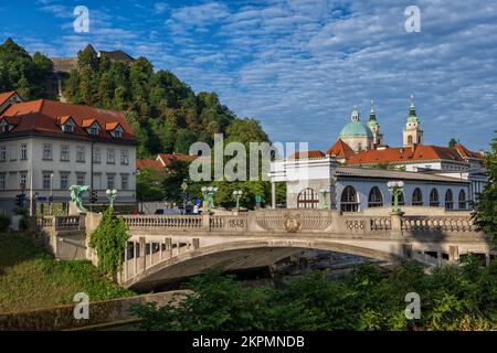 Die Drachenbrücke (Slowenisch: Zmajski Most) über den Fluss Ljubljanica in der Stadt Ljubljana in Slowenien. Stockfoto