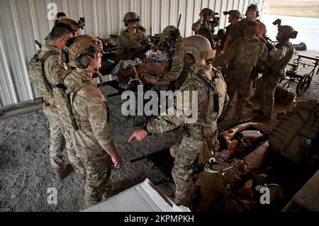 Mitglieder des Special Operations Surgical Team aus dem 24. Special Operations Wing behandeln simulierte Verletzte an einem Missionsunterstützungsort während einer gemeinsamen Übung der Special Operations Forces am 1. November 2022 im Eglin Air Force Range, Florida. SOST bietet eine einzigartige Funktion für die expeditionäre Chirurgie auf dem Schlachtfeld zur Unterstützung von SOF-Aktivitäten mit mehreren Diensten weltweit. Stockfoto