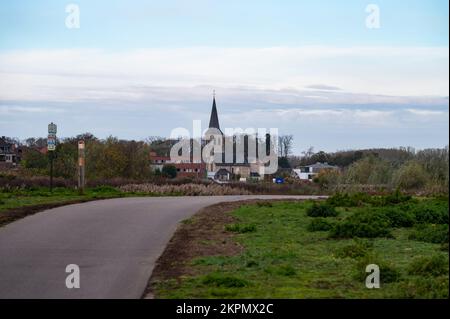 Berlare, Ostflämische Region, Belgien, 11 02 2022 - Blick auf die natürliche Überschwemmungsebene der Schelde und das Dorf Stockfoto