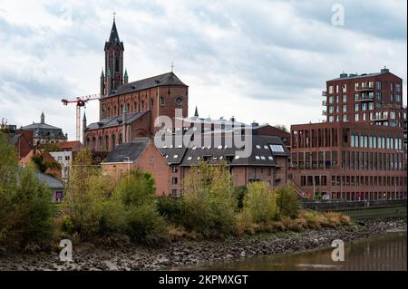 Wetteren, Ostflämische Region, Belgien, 11 03 2022 - Blick über das Dorf, die Wohnblocks und die Kirche vom Ufer der Schelde Stockfoto Wetteren, Ostflämische Region, Belgien, 11 03 2022 - Blick über das Dorf, die Wohnblocks und die Kirche vom Ufer der Schelde Stockfoto