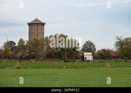 Laarne, Ostflämische Region, Belgien, 11 03 2022 - Historischer Turm und grüne Umgebung des Dorfes Stockfoto