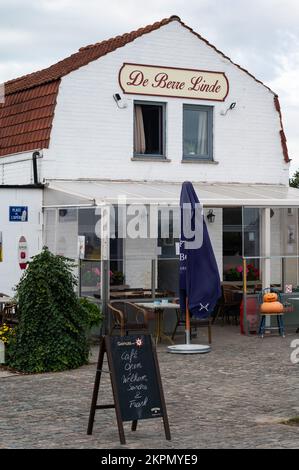 Laarne, Ostflämische Region, Belgien, 11 03 2022 - Fassade und Terrasse eines lokalen Pubs im Landhausstil Stockfoto