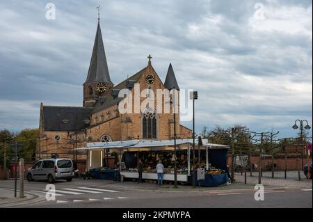 Berlare, Ostflämische Region, Belgien, 11 02 2022 - Blick auf den Dorfplatz mit einem Food Truck, der Obst und Gemüse verkauft Stockfoto