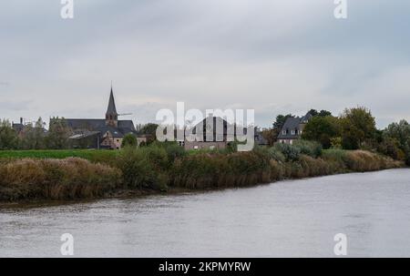 Berlare, Ostflämische Region, Belgien, 11 02 2022 - Blick über die Schelde, die Ufer und das Dorf im Hintergrund Stockfoto