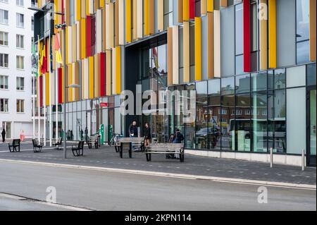 Aalst, Flämisches Brabant, Belgien - 11 02 2022 - farbenfrohe Fassade des Verwaltungszentrums der Stadt Stockfoto