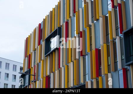 Aalst, Flämisch-Brabant, Belgien - 11 02 2022 - Abstrakte Farben und Linien des modernen Verwaltungsgebäudes Stockfoto