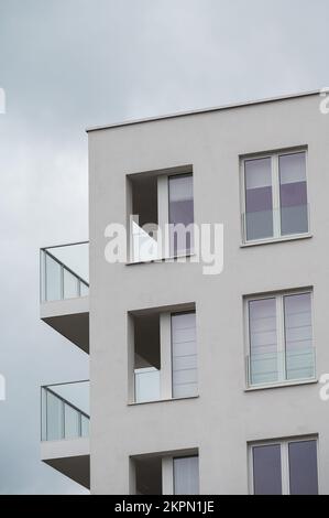 Aalst, Flämisch-Brabant, Belgien - 11 02 2022 - Weißer Wohnblock mit Balkon Stockfoto