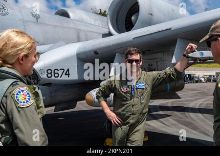 USA Air Force Maj. Caleb Tucker, 74.. Kampfgeschwaderpilot, steht vor einem A-10C Thunderbolt II am internationalen Flughafen Palau, Republik Palau, 1. November 2022. Dieses Flugzeug kam vom Luftwaffenstützpunkt Moody, Georgia, an, um eine dynamische Übung zur Beschäftigung der Streitkräfte zu unterstützen, um Einsatzmanöver an vorversetzte Streitkräfte anzuwenden, die Überlebensfähigkeit zu erhöhen und mehr militärische Optionen für gemeinsame Befehlshaber der Streitkräfte zu generieren. Stockfoto