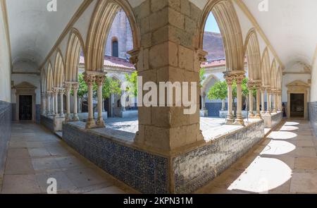 Tomar Portugal - 08 09 2022 Uhr: Panoramablick auf das verzierte romanische Friedhofskloster oder Claustro do Cemitério, ein berühmtes Stück der Portugiesen Stockfoto