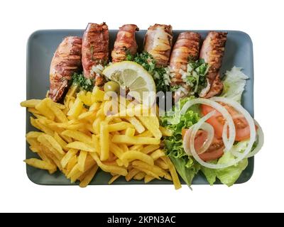 Blick auf das Essen, gesundes gegrilltes Tintenfischgericht gefüllt mit Gemüsesalat und gebratenen Kartoffeln, portugiesisches typisches Gericht, regionale Küche: Scheiben Stockfoto