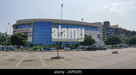 Luanda Angola - 09 17 2022: Blick auf Luanda Marginal, Luanda Festungsgebäude und Luanda Fortaleza Shopping, Downtown Lifestyle, modernes Skyscrape Stockfoto