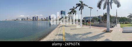 Luanda Angola - 09 17 2022: Panoramablick auf die Luanda Bucht und Luanda marginal, Fußgängerweg mit tropischen Palmen, Downtown Lifestyle, Taxi Stockfoto