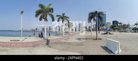 Luanda Angola - 09 17 2022: Panoramablick auf die Luanda Bucht und Luanda marginal, Fußgängerweg mit tropischen Palmen, Downtown Lifestyle, Taxi Stockfoto