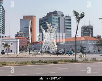 Luanda Angola - 09 17 2022: Blick auf das Luanda Marginal, Sonangol Hauptsitz Turmgebäude, Downtown Lifestyle, moderne Wolkenkratzer und andere Gebäude Stockfoto
