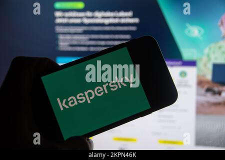 Rheinbach, Deutschland, 28. November 2022, das Markenlogo des Herstellers der Sicherheitssoftware „Kaspersky“ auf dem Display eines Smartphones Stockfoto