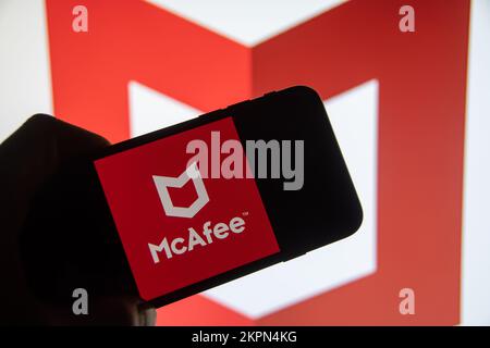 Rheinbach, Deutschland, 28. November 2022, das Markenlogo des Herstellers von Computersicherheitssoftware „McAfee“ auf dem Display eines Smartphones Stockfoto