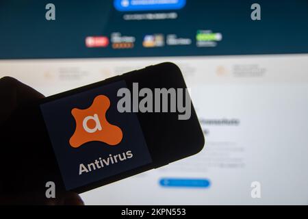 Rheinbach, Deutschland 28. November 2022, das Markenlogo des Virenschutzprogramms „Avast Antivirus“ auf dem Display eines Smartphones Stockfoto