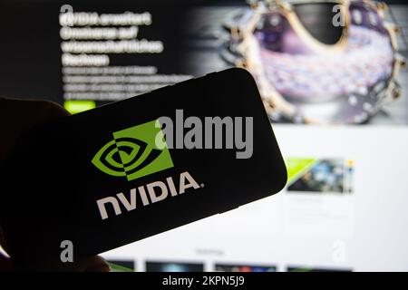 Rheinbach, Deutschland, 28. November 2022, das Markenlogo des Entwicklers von Grafikprozessoren und Chipsätzen „Nvidia“ auf dem Display eines Smartphones Stockfoto