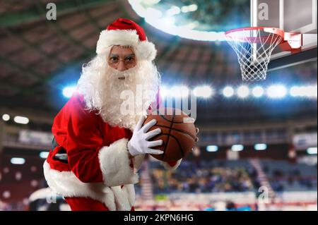 Der weihnachtsmann ist bereit, zu Weihnachten Basketball zu spielen Stockfoto