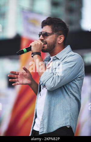 August 2013, Mississauga, Ontario, Kanada. --- Leadsänger Sups der britischen Band Swami belebt das Publikum, während Swami beim Mosaik 2013 South Asian Heritage Festival in Mississauga auftritt. Swami kombiniert Punjabi, Hindi und Englisch und kombiniert Bhangra, Rock und Rap zu einem einzigartigen Musikstil, der sich im gesamten Vereinigten Königreich ausgebreitet hat. Ihr Sound ist eine perfekte Hommage an die unabhängige Punjabi-Musik, die sich in Großbritannien in den letzten 30 Jahren entwickelt hat. --- (Foto von Creative Touch Imaging Ltd./NurPhoto)0 Stockfoto