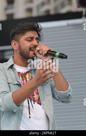 August 2013, Mississauga, Ontario, Kanada. --- Leadsänger Sups der britischen Band Swami belebt das Publikum, während Swami beim Mosaik 2013 South Asian Heritage Festival in Mississauga auftritt. Swami kombiniert Punjabi, Hindi und Englisch und kombiniert Bhangra, Rock und Rap zu einem einzigartigen Musikstil, der sich im gesamten Vereinigten Königreich ausgebreitet hat. Ihr Sound ist eine perfekte Hommage an die unabhängige Punjabi-Musik, die sich in Großbritannien in den letzten 30 Jahren entwickelt hat. --- (Foto von Creative Touch Imaging Ltd./NurPhoto)0 Stockfoto