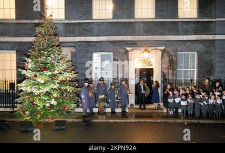 London, Großbritannien. 28.. November 2022. Premierminister Rishi Sunak schaltet die Weihnachtslichter in der Downing Street ein. Zu ihm gehört seine Frau Akshata Murty, die Tochter von Natayana und Sudha Murty. Lokale Schulkinder singen Weihnachtslieder. Kredit: Mark Thomas/Alamy Live News Stockfoto