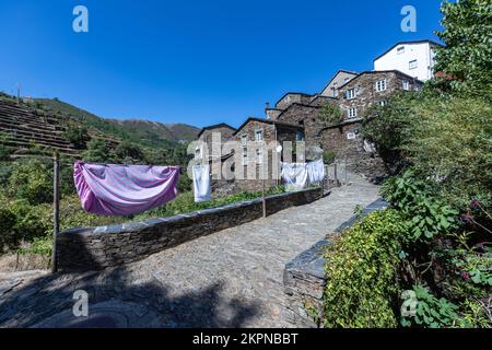 Trockene Bettlaken hängen im Freien in Piódão, Arganil, distrito de Coimbra, Portugal Stockfoto