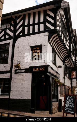 Schwarz-weiß-Revival-Holzrahmen in der englischen Stadt Chester. Stockfoto