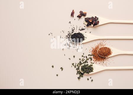 Verschiedene getrocknete Teeblätter auf hellem Hintergrund. Stockfoto