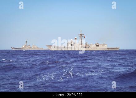 221102-N-RT917-1009 RED SEA (2. November 2022) Guided-Missile Destroyer USS The Sullivans (DDG 68) segelt neben der ägyptischen Fregatte ENS Alexandria (F911) im Roten Meer, 2. November. Die Sullivans werden im US-Flottengebiet 5. eingesetzt, um die Sicherheit und Stabilität der Seeschifffahrt im Nahen Osten zu gewährleisten. Stockfoto