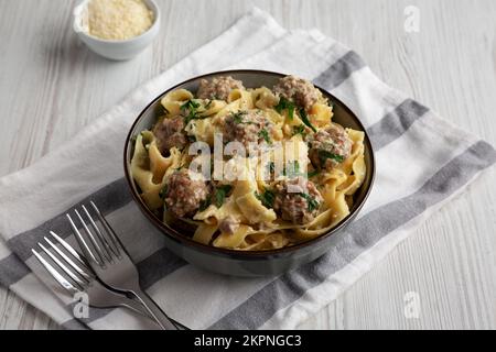 Hausgemachte schwedische Fleischklößchen-Pasta in einer Schüssel, Seitenblick. Stockfoto