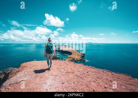 Beschreibung: Sportliche Frau geht entlang des Aussichtspunkts São Lourenco und genießt die Panoramaaussicht. São Lourencalo, Insel Madeira, Portugal, Europa. Stockfoto