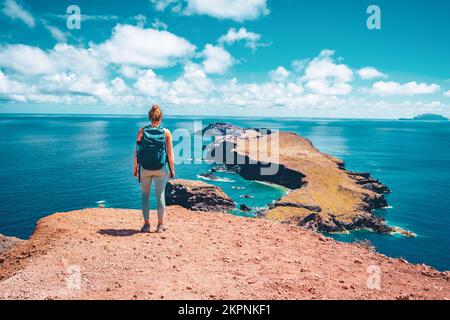 Beschreibung: Sportliche Frau geht entlang des Aussichtspunkts São Lourenco und genießt die Panoramaaussicht. São Lourencalo, Insel Madeira, Portugal, Europa. Stockfoto