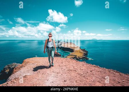 Beschreibung: Sportliche Frau geht entlang des Aussichtspunkts São Lourenco und genießt die Panoramaaussicht. São Lourencalo, Insel Madeira, Portugal, Europa. Stockfoto