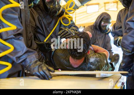 USA Marine CPL. Johnathan Rogers, der Marine Corps Chemical Biological Incident Response Force zugewiesen, wird während der Übung Vista Forge, 2. November in Atlanta, dekontaminiert. Militärische Einheiten, bestehend aus einer chemischen, biologischen, radiologischen und nuklearen Eingreiftruppe (DCRF), nehmen an dieser lang geplanten jährlichen Übung Teil, um sicherzustellen, dass das Verteidigungsministerium in der Lage ist, sich mit lokalen, staatlichen, Und andere Bundesbehörden, um Leben zu retten und menschliches Leid während eines Katastrophenvorfalls zu mildern, durch Suche und Rettung in Städten und Massendekontaminierung von Opfern. Stockfoto