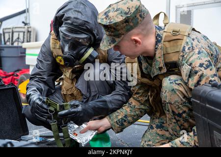 USA Marines CPL. Joshua Nottingham hilft CPL. Andrew Higgin ist beide an die Marine Corps Chemical Biological Incident Response Force angeschlossen, um während der Übung Vista Forge am 2. November in Atlanta Probleme mit Dekontaminationsgeräten zu beheben. Militärische Einheiten, bestehend aus einer chemischen, biologischen, radiologischen und nuklearen Eingreiftruppe (DCRF), nehmen an dieser lang geplanten jährlichen Übung Teil, die die Fähigkeit des Verteidigungsministeriums zur Koordinierung mit lokalen, staatlichen, Und andere Bundesbehörden, um Leben zu retten und menschliches Leid während eines Katastrophenvorfalls zu mildern, durch urbane Suche und Rettung, A Stockfoto