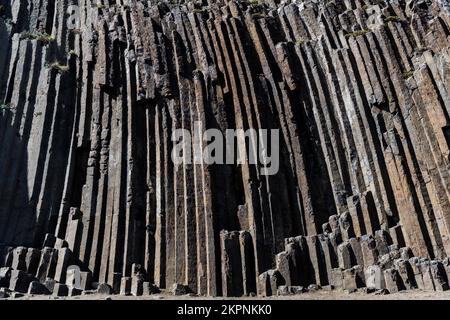 Details der kolumnaren, gelenkten Basaltsformation, im hellen Herbstlicht auf Pico Ana Ferreira, Insel Porto Santo, Portugal Stockfoto