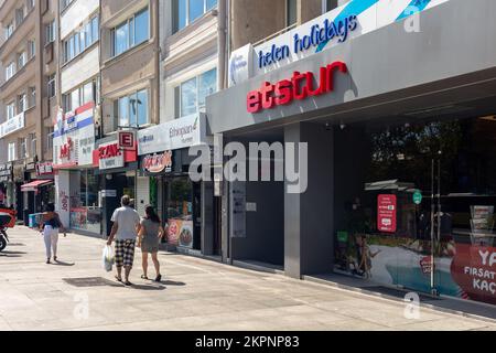 Blick auf Menschen, die auf dem Bürgersteig durch eine der Hauptstraßen namens Halaskargazi im Stadtteil Sisli in Istanbul gehen. Es ist ein sonniger Sommertag. Stockfoto