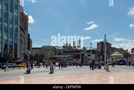 Blick auf die Menschen, die auf dem Taksim-Platz in Istanbul spazieren gehen. Es ist ein sonniger Sommertag. Stockfoto