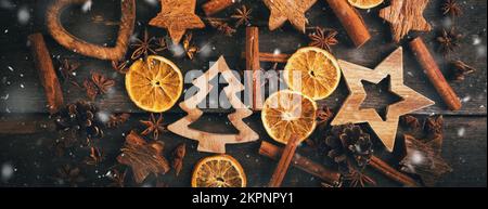 weihnachtsdekorationen und Gewürze auf Holzhintergrund. Banner Stockfoto