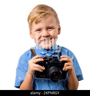 Porträt eines kleinen lächelnden Jungen mit Retro-Filmkamera in den Händen isoliert auf weißem Hintergrund Stockfoto