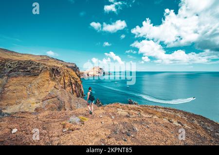 Beschreibung: Sportliche Frau spaziert entlang der wunderschönen Ausläufer der Insel Madeira. São Lourencalo, Insel Madeira, Portugal, Europa. Stockfoto