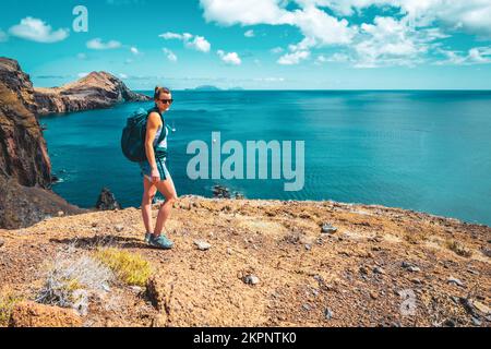 Beschreibung: Sportliche Frau spaziert entlang der wunderschönen Ausläufer der Insel Madeira. São Lourencalo, Insel Madeira, Portugal, Europa. Stockfoto