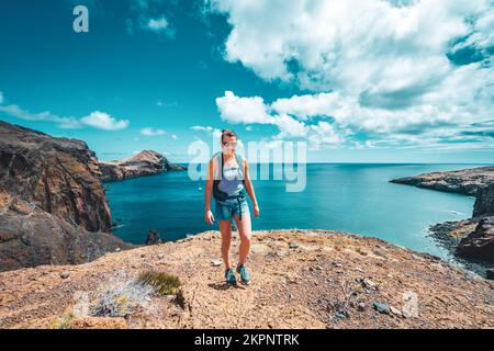 Beschreibung: Sportliche Frau spaziert entlang der wunderschönen Ausläufer der Insel Madeira. São Lourencalo, Insel Madeira, Portugal, Europa. Stockfoto