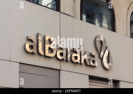 Nahaufnahme der Beschilderung der Zweigstelle der türkischen Bank auf der Istiklal Avenue in Istanbul. Stockfoto